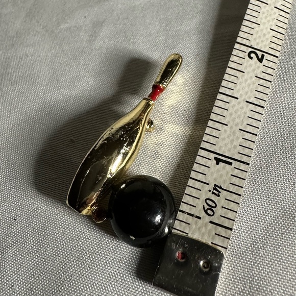 Vintage bowling pin and ball brooch - Picture 3 of 5